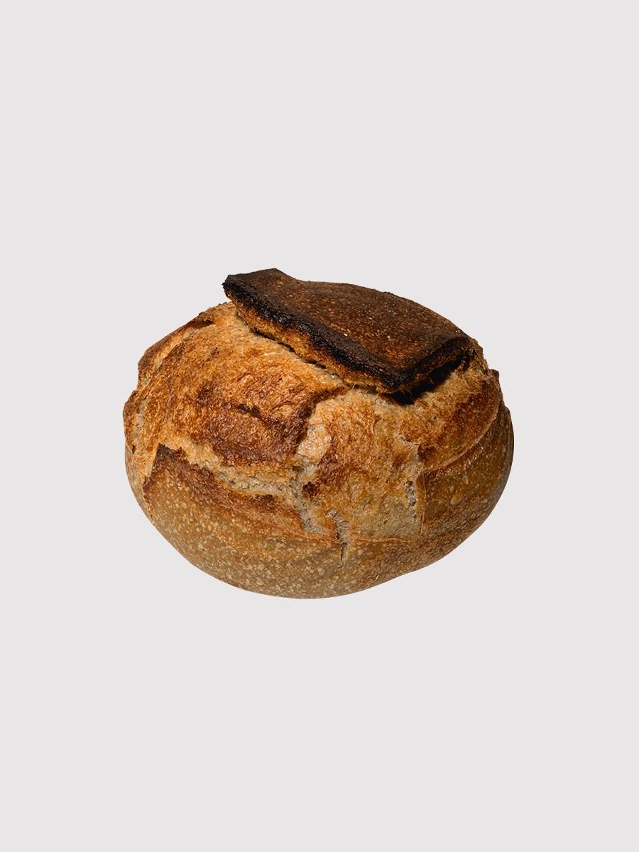 Ein Laib dunkles Brot mit mehliger Kruste